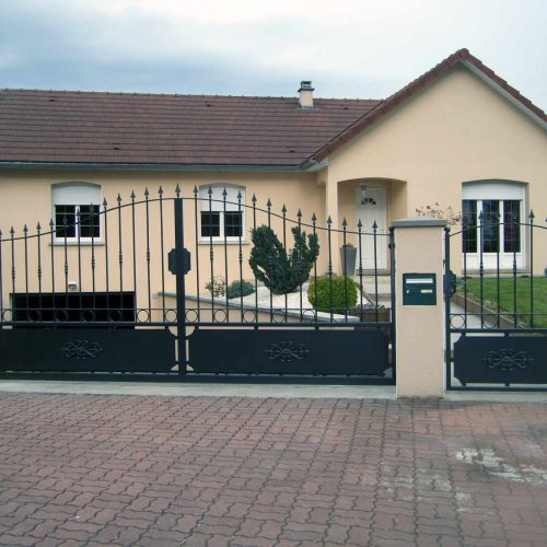 Nous avons grenaillé et métallisé au zinc ce portail, ce portillon et ces barrières puis l’avons thermolaqué en noir décor martelé.