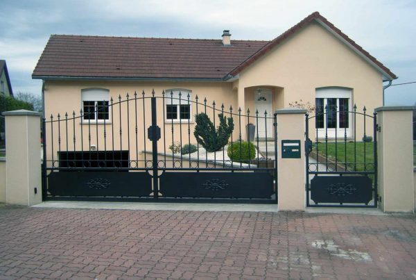 Nous avons grenaillé et métallisé au zinc ce portail, ce portillon et ces barrières puis l’avons thermolaqué en noir décor martelé.