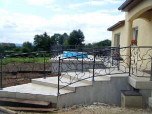 Rembarde extérieure d'escalier, grenaillé, métallisée au zinc et peinte en gris ardoise