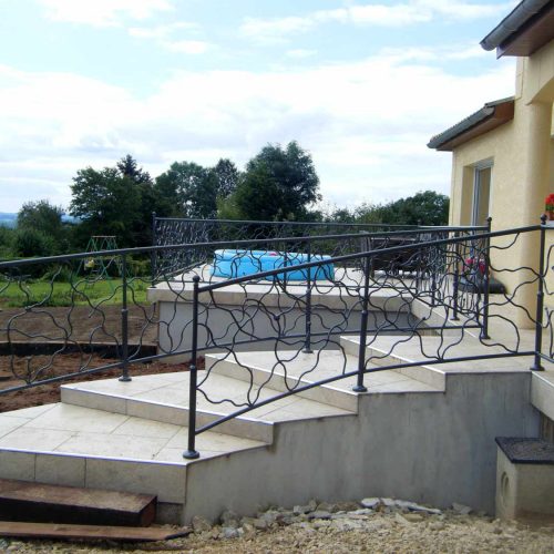 Rembarde extérieure d'escalier, grenaillé, métallisée au zinc et peinte en gris ardoise