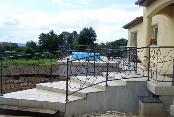 Rembarde extérieure d'escalier, grenaillé, métallisée au zinc et peinte en gris ardoise